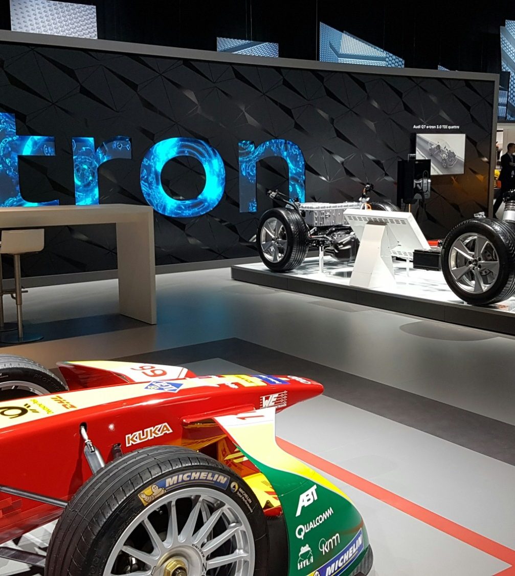 Automoción: tecnología y seguridad Vehículos y tecnología de automoción en una exposición. Fotografía del dossier.