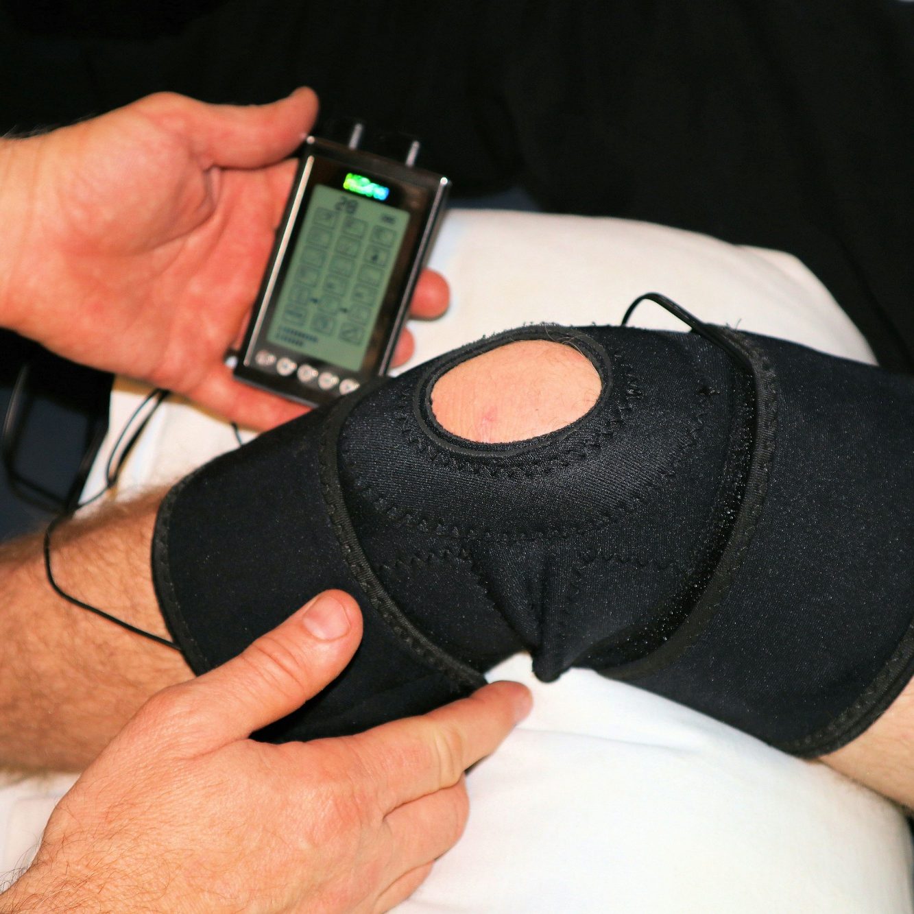 Biomecánica aplicada a la rehabilitación Tratamiento de rehabilitación de una rodilla. Fotografía ilustrativa del dossier.